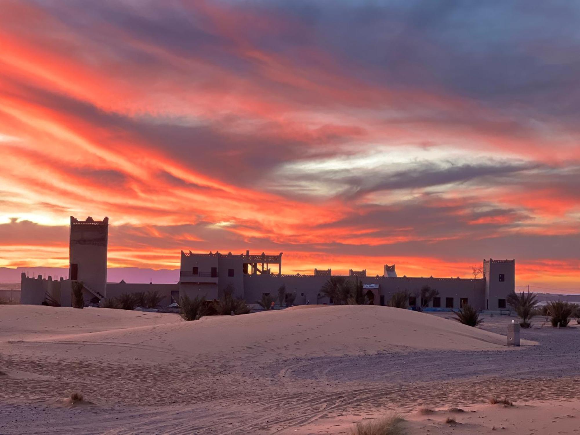 Hotel Camping Les Roses Des Dunes & Piscine Merzouga Bagian luar foto