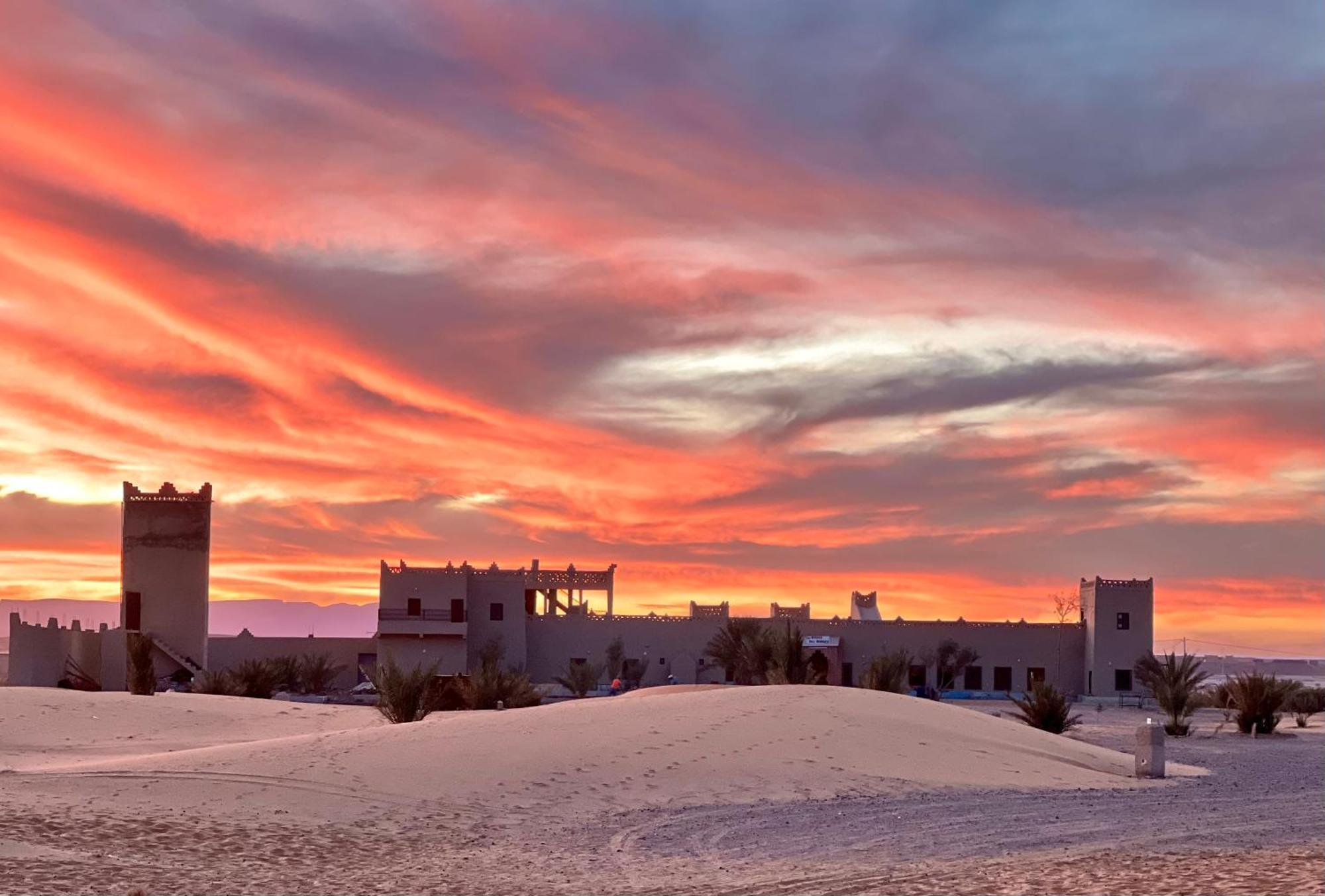 Hotel Camping Les Roses Des Dunes & Piscine Merzouga Bagian luar foto