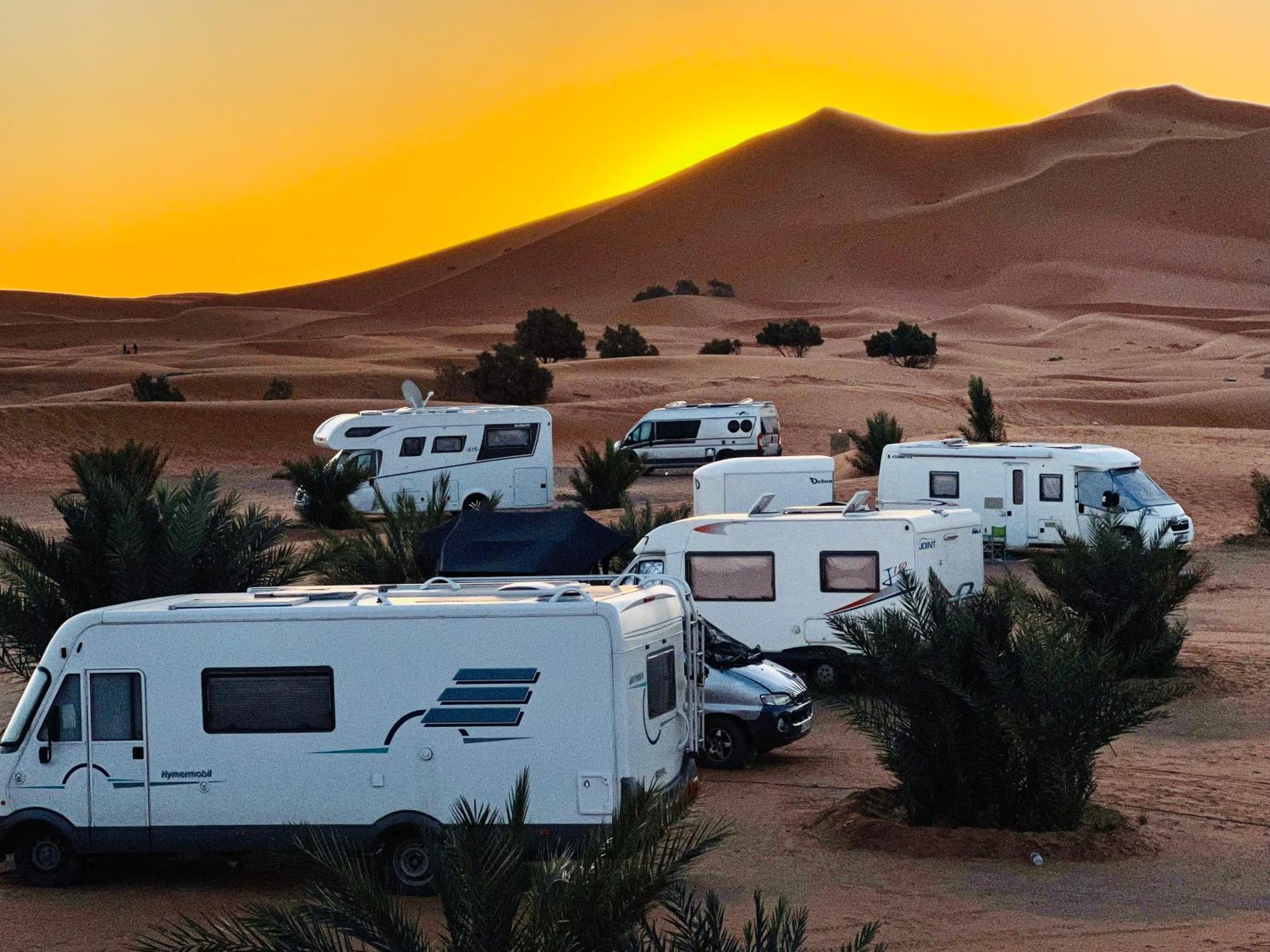 Hotel Camping Les Roses Des Dunes & Piscine Merzouga Bagian luar foto