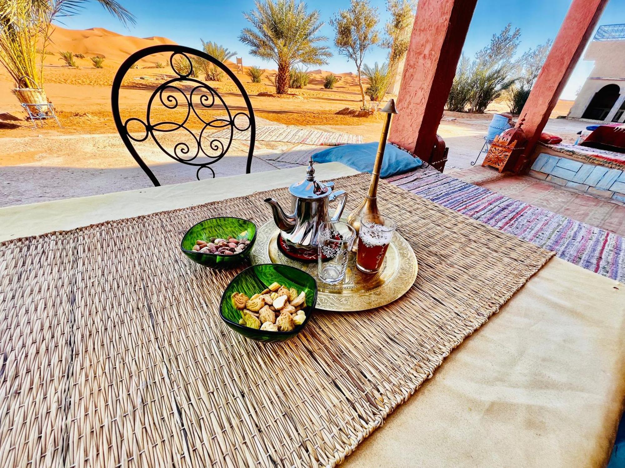 Hotel Camping Les Roses Des Dunes & Piscine Merzouga Bagian luar foto
