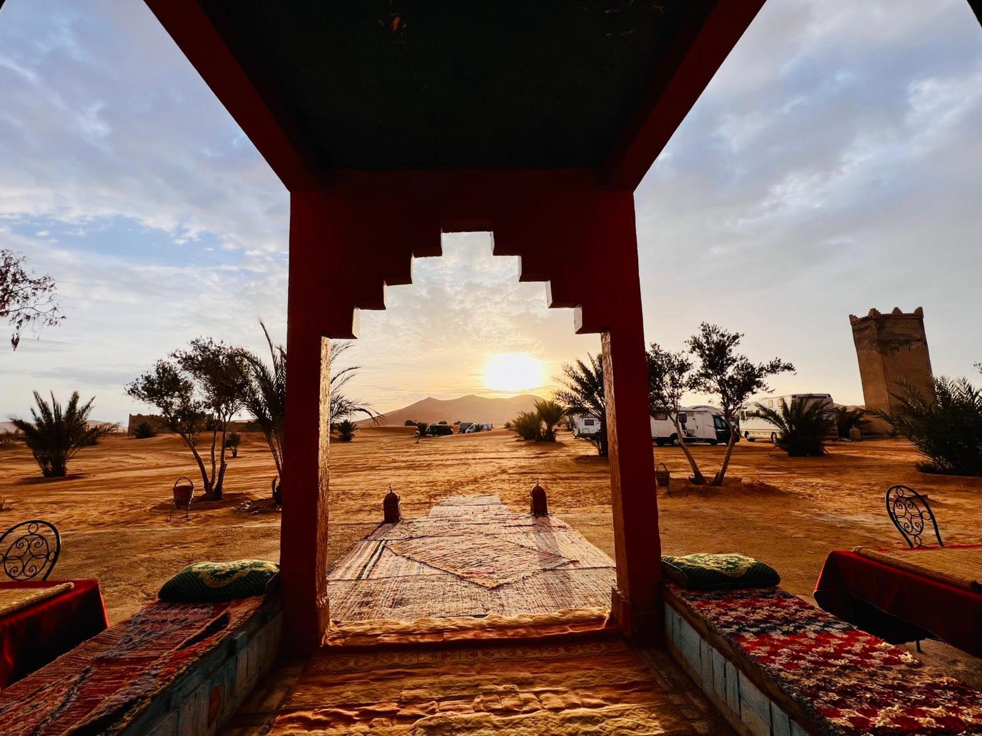 Hotel Camping Les Roses Des Dunes & Piscine Merzouga Bagian luar foto