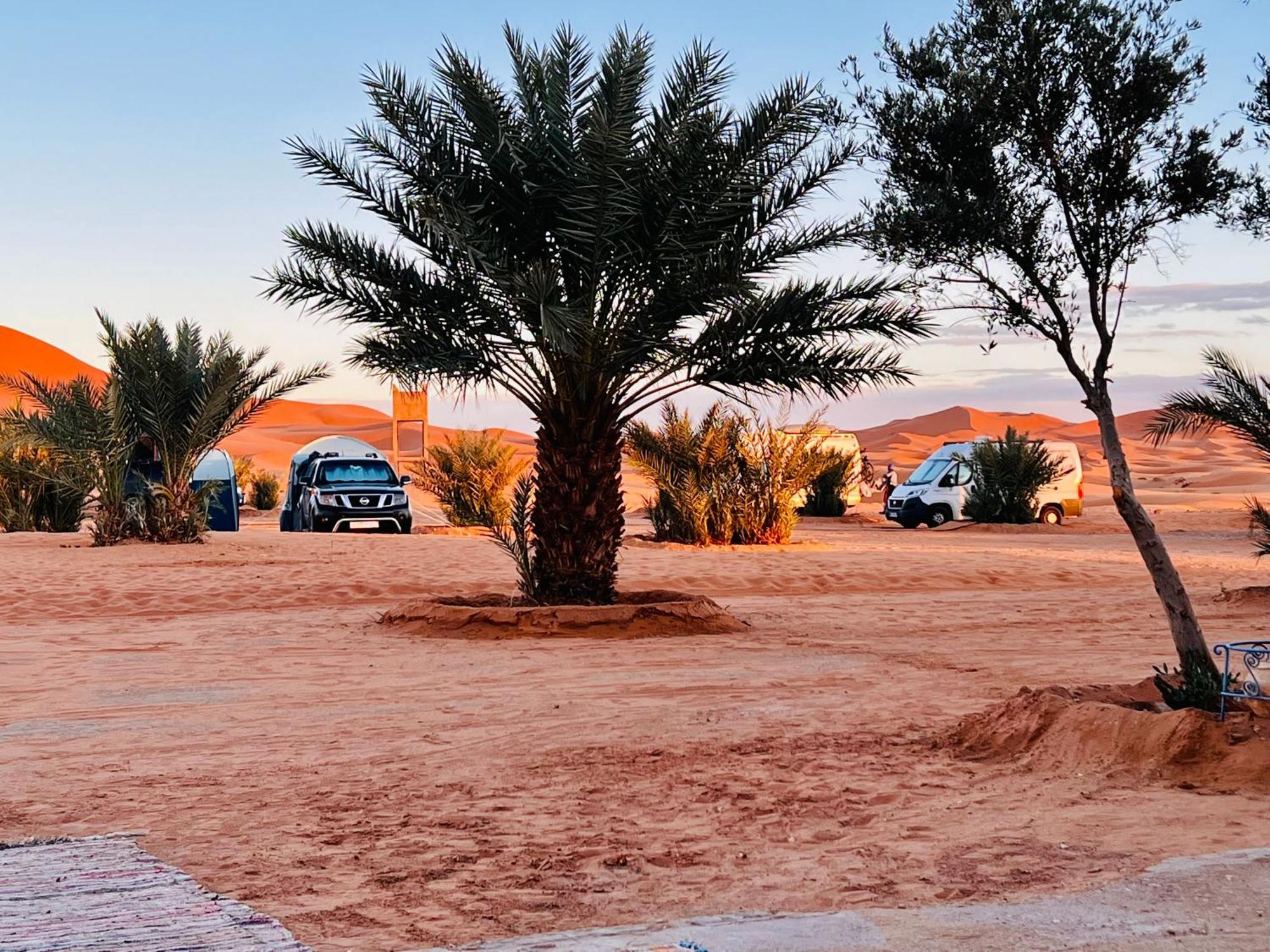 Hotel Camping Les Roses Des Dunes & Piscine Merzouga Bagian luar foto