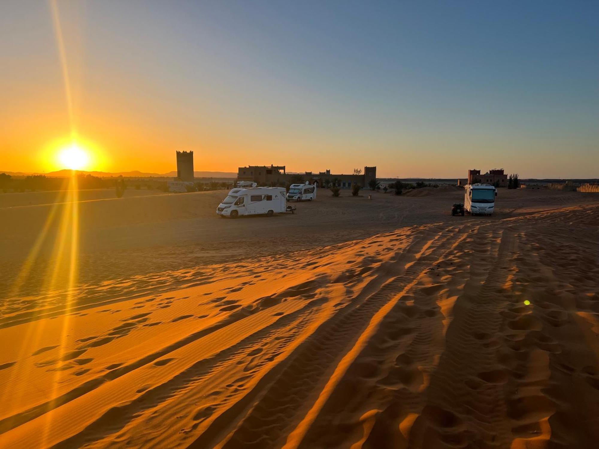 Hotel Camping Les Roses Des Dunes & Piscine Merzouga Bagian luar foto