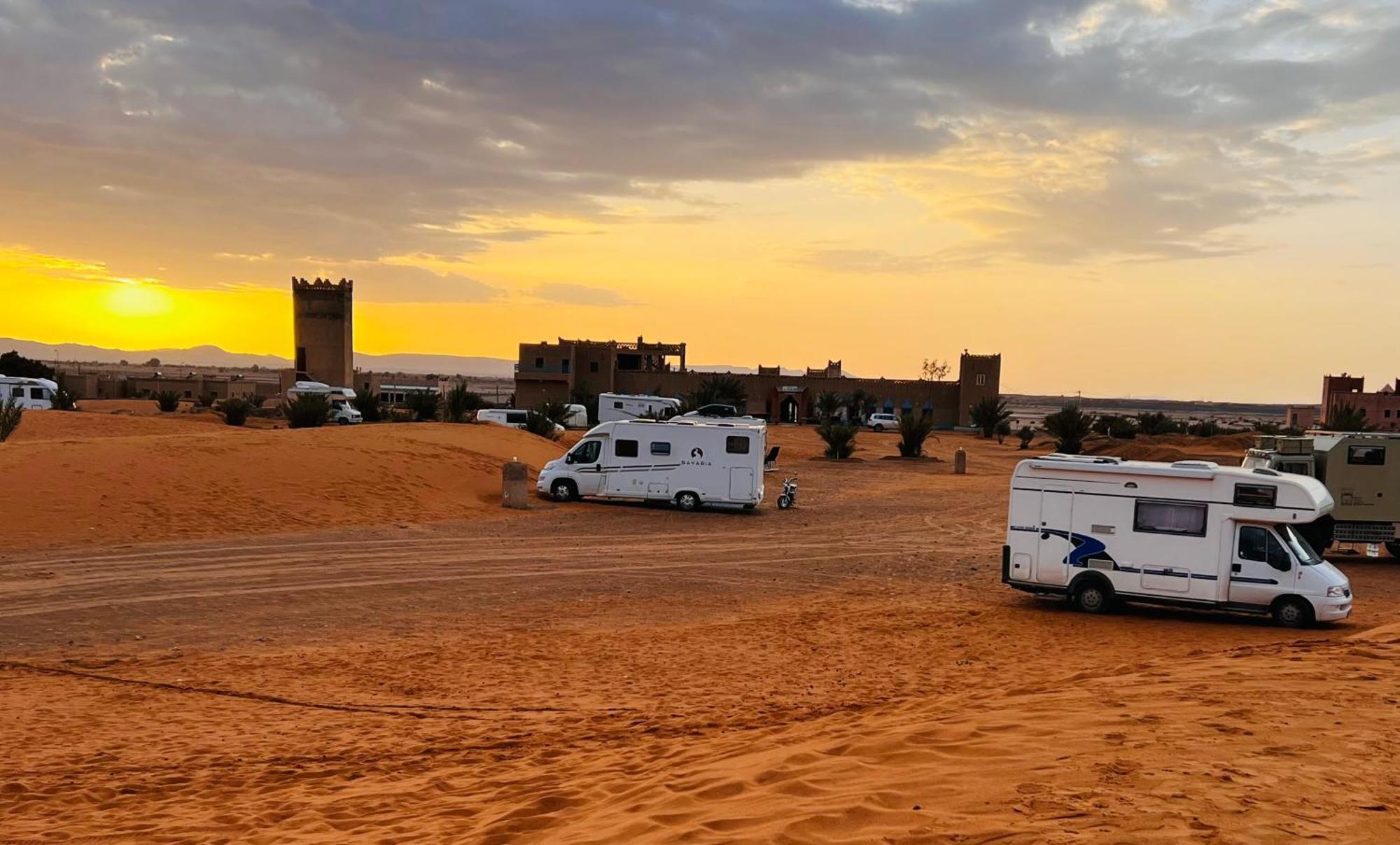 Hotel Camping Les Roses Des Dunes & Piscine Merzouga Bagian luar foto