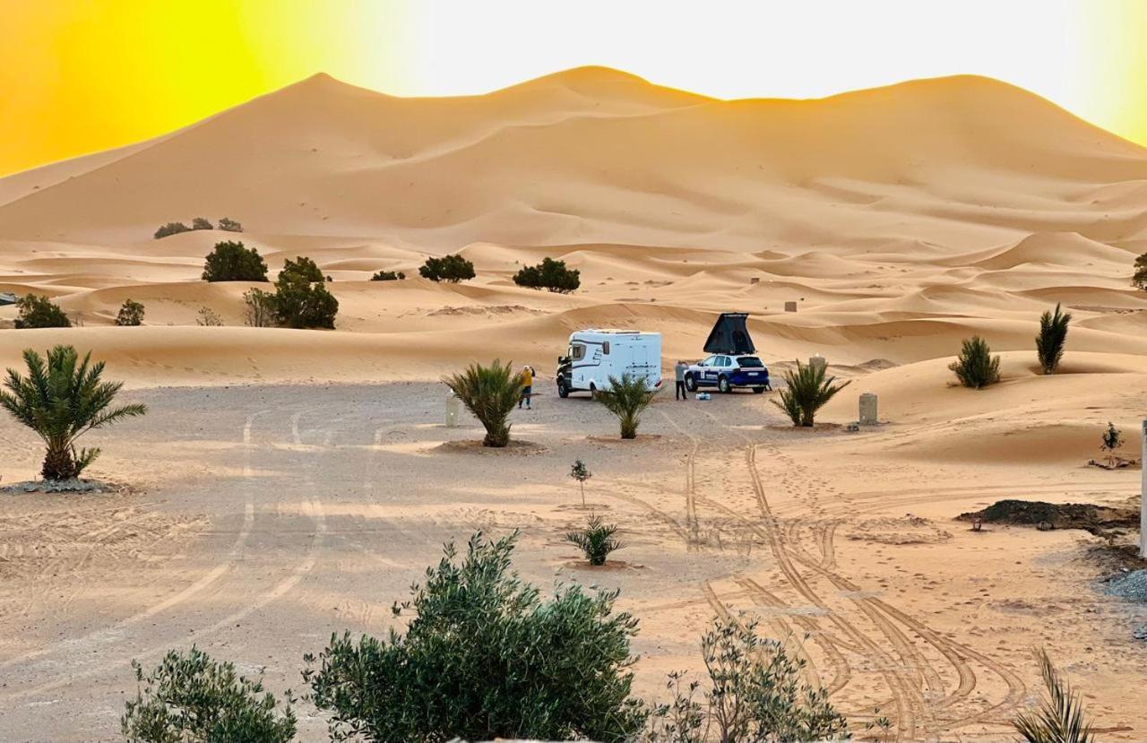 Hotel Camping Les Roses Des Dunes & Piscine Merzouga Bagian luar foto