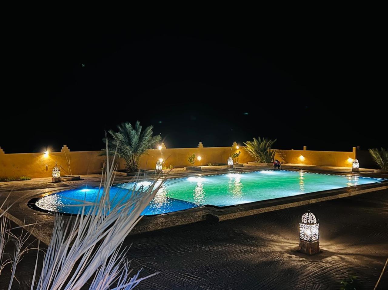 Hotel Camping Les Roses Des Dunes & Piscine Merzouga Bagian luar foto
