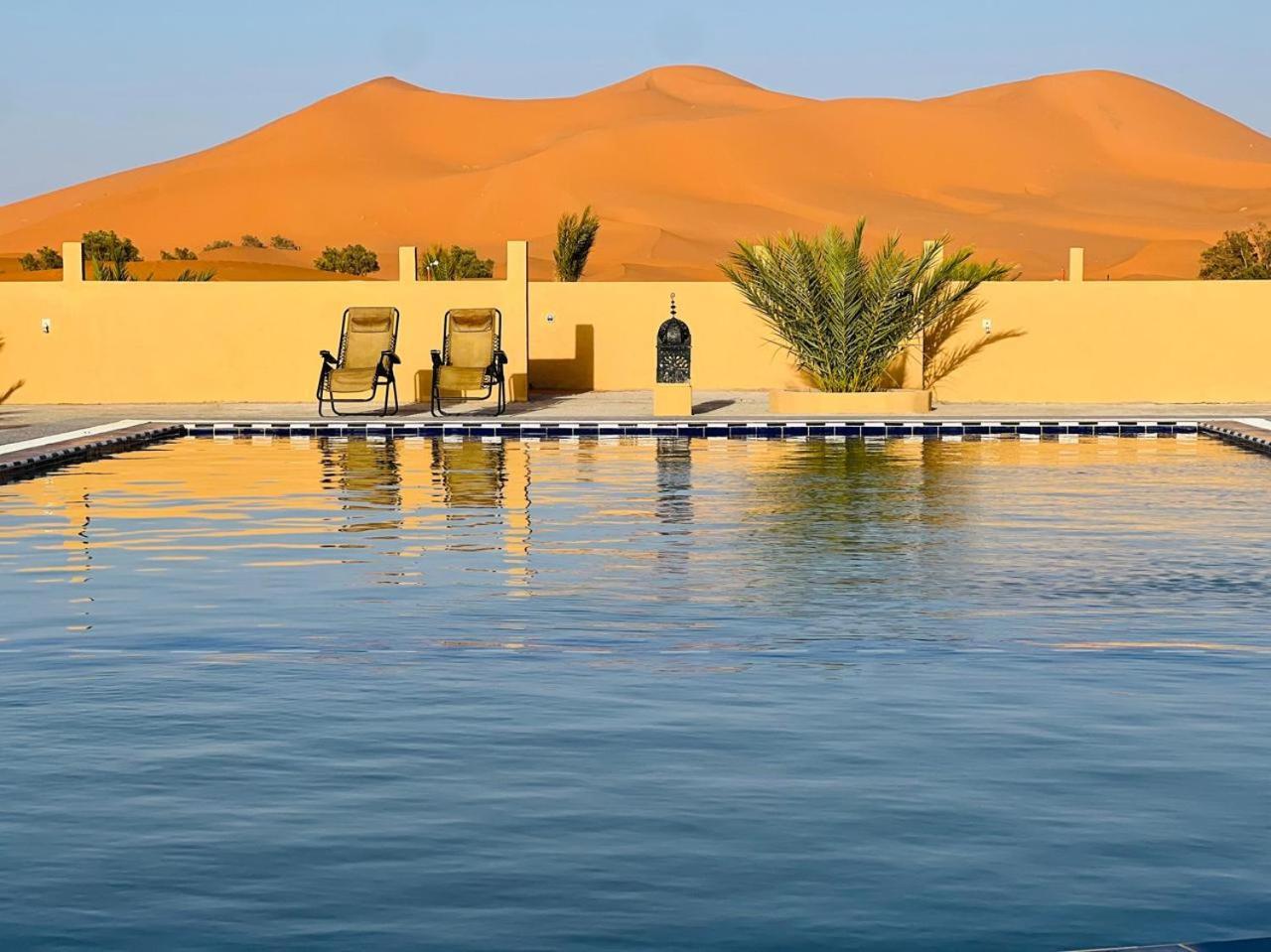Hotel Camping Les Roses Des Dunes & Piscine Merzouga Bagian luar foto